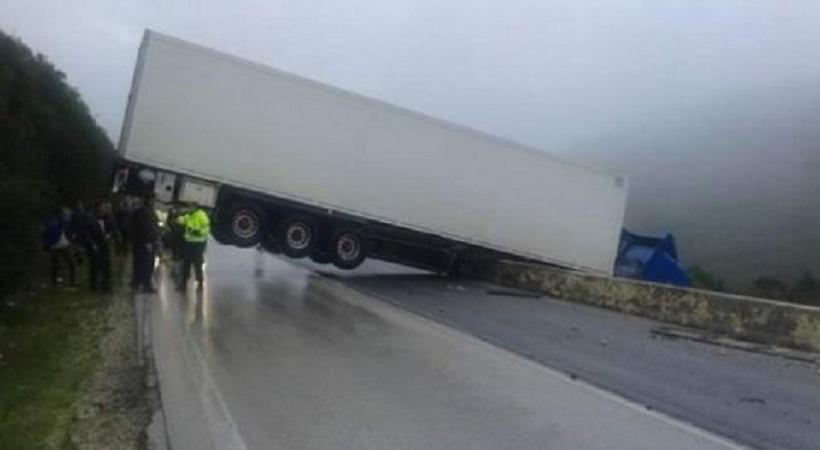 Τρομακτικό ατύχημα στα Ιωάννινα: Νταλίκα κρέμεται στον γκρεμό! (Photo)