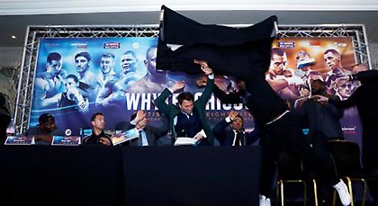 Έπεσε ξύλο και… έφυγαν τραπέζια σε συνέντευξη Τύπου (video)!