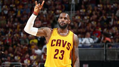 Σιγά μη λείψει ο Λεμπρόν (video)