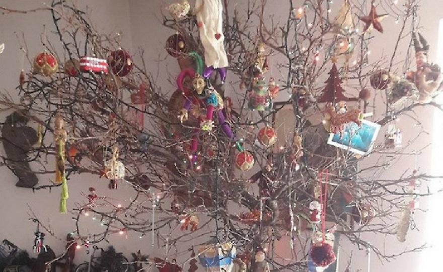 Ποιος πρωταγωνιστής από το «Καφέ της Χαράς» στόλισε αυτό το… ιδιαίτερο δέντρο!