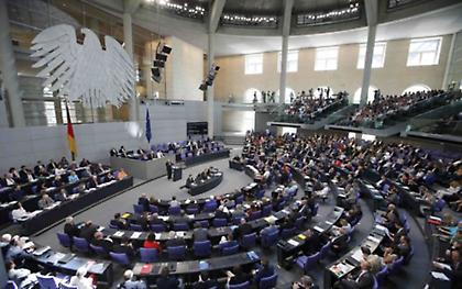 Για «όργιο βαυκαλισμού» κατηγορούν Σόιμπλε και Μέρκελ οι βουλευτές