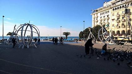 Ο ιδιόρρυθμος στολισμός της πλατείας Αριστοτέλους που διχάζει τη Θεσσαλονίκη (pics)
