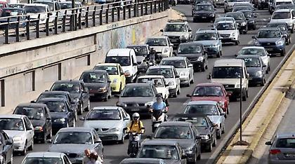 Η απεργία έφερε προβλήματα: Ακινητοποιημένα αυτοκίνητα σε κεντρικούς δρόμους