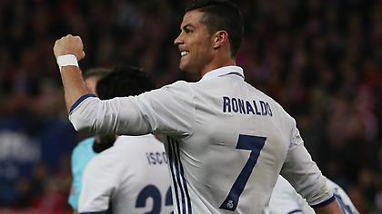 Ο Ρονάλντο έβγαλε 150.000 ευρώ υπογράφοντας 1.000 αυτοκόλλητα!