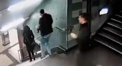 Άντρας κλωτσάει γυναίκα στα σκαλιά του Μετρό κι εκείνη πέφτει με τα μούτρα (video)