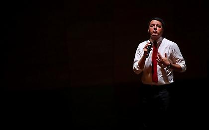 Η αλαζονεία, τα λάθη και η σκιά του Μπερλουσκόνι πάνω από τον Ματέο Ρέντσι