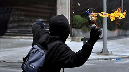 Ρόδος: Ανήλικος πετούσε μολότοφ στην επέτειο Γρηγορόπουλου και συνελήφθη ο πατέρας του