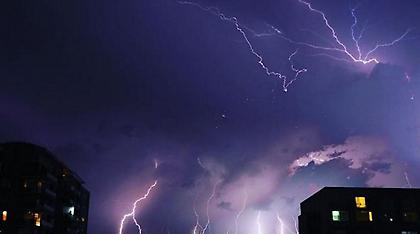 Εκπληκτική φωτογραφία: Κεραυνοί «βομβαρδίζουν» τον νυχτερινό ουρανό στο Σίδνεϊ