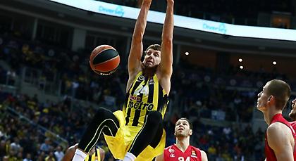 Ασίστ Σλούκα από την… κλειδαρότρυπα και κάρφωμα από τον Βέσελι! (video)