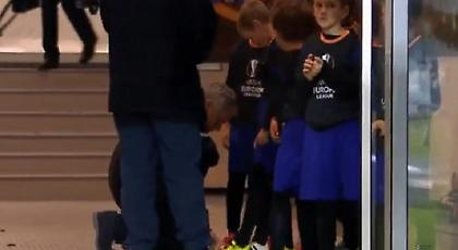 Ο Μουρίνιο υπογράφει στα παπούτσια παιδιών (video)