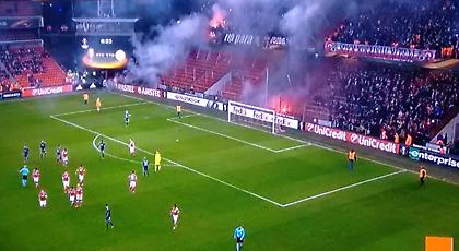 Φωτοβολίδες και διακοπή στο Σταντάρ-Άγιαξ! (pics/video)