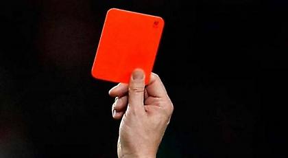 Πρωτοφανής απόφαση: Έσβησαν κόκκινη κάρτα ποδοσφαιριστή!