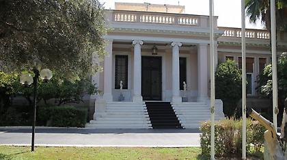 Μαξίμου: Άβυσσος ανάμεσα στο κοινωνικό μέρισμα Σαμαρά και τη 13η σύνταξη Τσίπρα