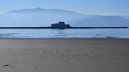 Μοναδικό φαινόμενο στο Ναύπλιο: «Εξαφανίστηκε» η θάλασσα