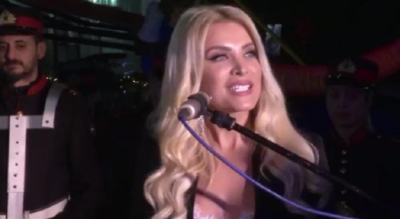 Κατερίνα Καινούργιου: Άναψε το Χριστουγεννιάτικο δέντρο στον Πειραία