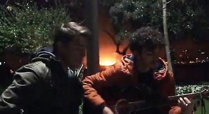 Συγκλονιστικό βίντεο: Νέοι που έπαιζαν κιθάρα κατέγραψαν την έκρηξη έξω από το γήπεδο της Μπεσίκτας!