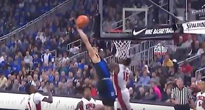 Τρομερό κάρφωμα σε αγώνα του NCAA (video)