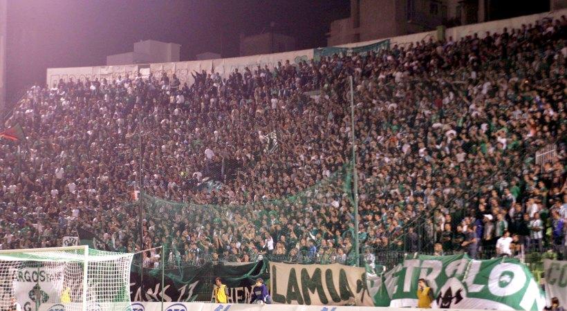 Οπαδοί του Παναθηναϊκού φώναξαν συνθήματα έξω από το γήπεδο του Περιστερίου