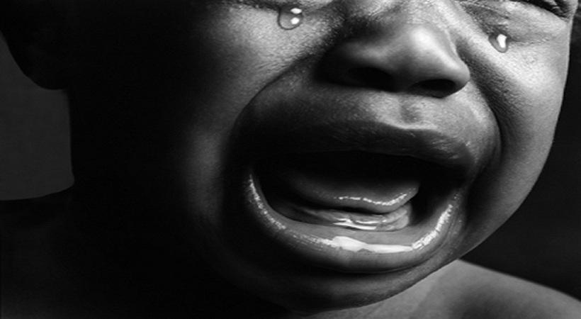 Νταντά έδερνε το παιδάκι που έπρεπε να προσέχει!