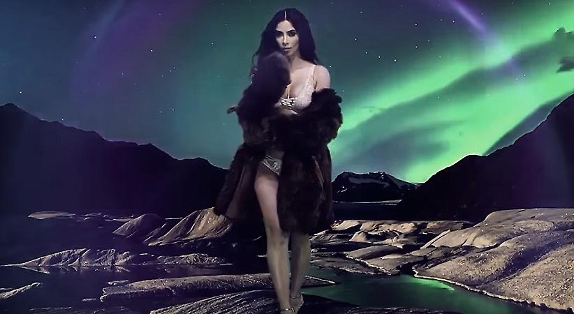 H Κιμ Καρντάσιαν με γούνα και λευκά εσώρουχα (video/pics)