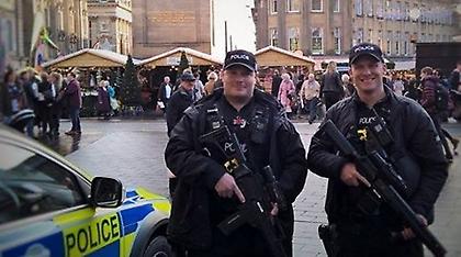 Πάνοπλοι αστυνομικοί στη Βρετανία για τα... ψώνια του λαού
