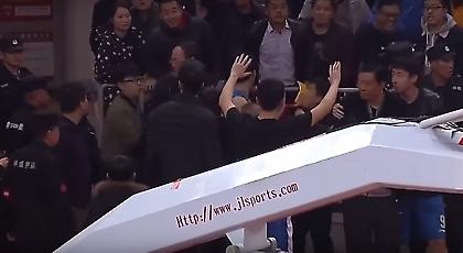 Απίστευτο επεισόδιο με μεταφραστή και τσιρλίντερ στην Κίνα (video)