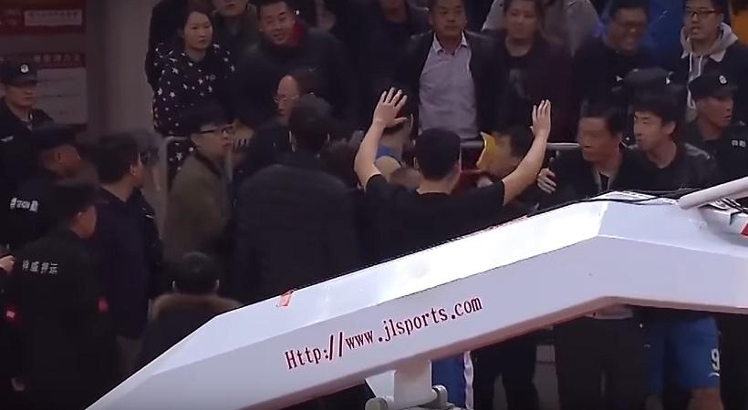 Απίστευτο επεισόδιο με μεταφραστή και τσιρλίντερ στην Κίνα (video)