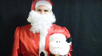 Ο Παπαμακάριος ντύθηκε Άγιος Βασίλης (video)