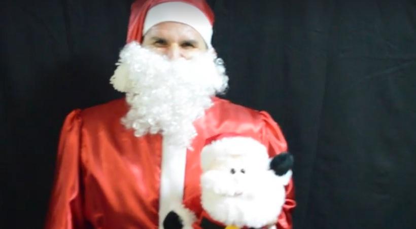 Ο Παπαμακάριος ντύθηκε Άγιος Βασίλης (video)