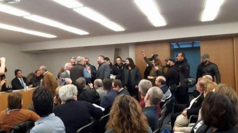 Χρυσαυγίτες με επικεφαλής Παναγιώταρο, Λαγό και Μπαρμπαρούση εισέβαλαν σε εκδήλωση της ΕΣΗΕΑ