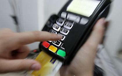 Πλαστικό χρήμα με πρόστιμα για όσους δεν εγκαταστήσουν POS