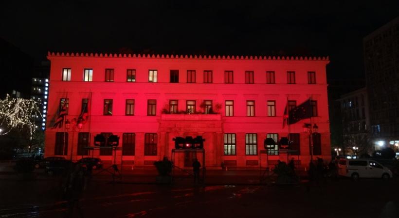 Mε τα χρώματα της τουρκικής σημαίας φωταγωγήθηκε το Δημαρχείο της Αθήνας