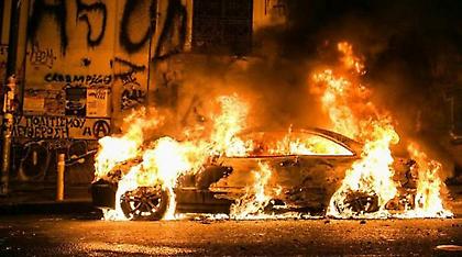 Βρέθηκε καμμένο στα Εξάρχεια Ι.Χ. που αποδίδεται στους βομβιστές του υπ. Εργασίας