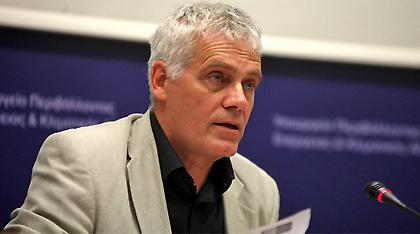 Τσιρώνης: Η σημαία που αγοράζουμε ως ιδιώτες δεν είναι εθνικό σύμβολο