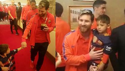 Ο Μέσι συνάντησε το παιδί που φορούσε φανέλα του από πλαστική σακούλα (video)