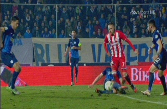 Η διαφωνία Νικολακόπουλου-Πανούτσου για τη φάση που ζητάει πέναλτι ο Ολυμπιακός