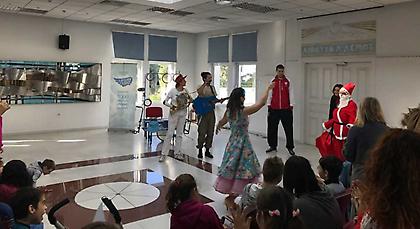 Μοίρασε δώρα σε παιδιά ο Αγραβάνης (pics)