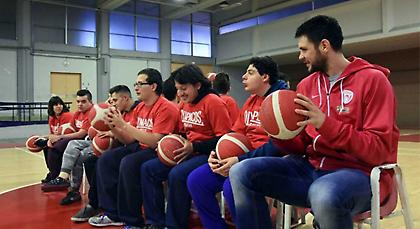 Το γιορτινό ONE TEAM της Ευρωλίγκας με τον Παπανικολάου