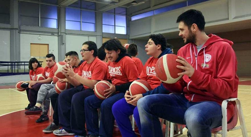 Το γιορτινό ONE TEAM της Ευρωλίγκας με τον Παπανικολάου