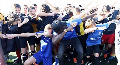 Λάμψη Ιντέγε, πολύ... dab και μεγάλη μπάλα στο Μαρούσι