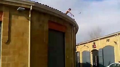 Κύπρος: 16χρονος σε κατάσταση αμόκ γκρέμισε στέγη και πετούσε κεραμίδια στους αστυνομικούς