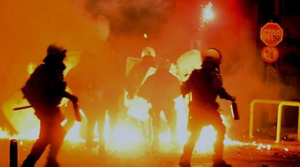 Άγνωστοι πέταξαν μολότοφ σε ΜΑΤ στη Χαριλάου Τρικούπη