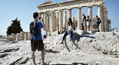 Τέταρτη πανευρωπαϊκά η Ελλάδα στη μείωση τουριστικών εσόδων