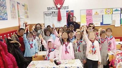 Σοκ στην Τουρκία: Παιδιά σε σχολική τάξη φωτογραφίζονται κρατώντας κρεμάλες!
