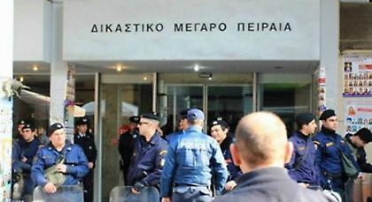 Ένταση στα δικαστήρια Πειραιά με κατηγορούμενους οπαδούς