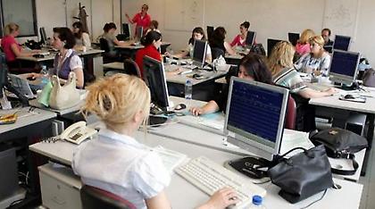 Το υπ. Εργασίας βάζει χαράτσι σε δημοσίους υπαλλήλους αλλά... απαλλάσσει τον εαυτό του