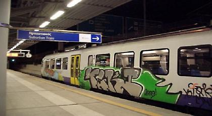 Κόσμος περιμένει στο κρύο και οι συρμοί του Προαστιακού δεν διαθέτουν... θέρμανση!