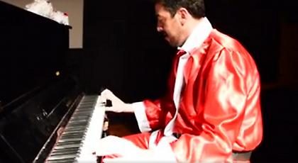 Ο Άγιος-Βασίλης Καυκής παίζει τα κάλαντα στο πιάνο (video)