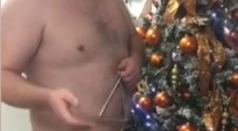 Παρουσιαστής του ΑΝΤ1 είπε τα κάλαντα στα γραφεία του σταθμού μόνο με το σλιπάκι του