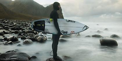 Εντυπωσιακό surfing κάτω από το Βόρειο Σέλας (video)